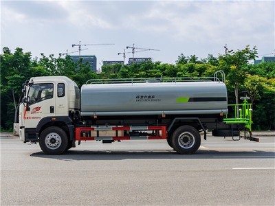東風(fēng)運(yùn)水車(chē)領(lǐng)跑遼寧市場(chǎng)，灑水車(chē)廠家品種繁多滿足多元需求